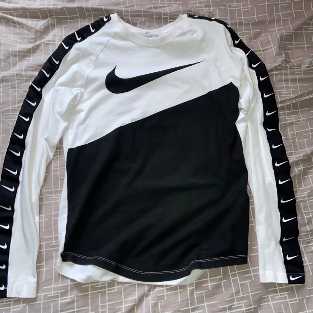 Black and White Nike logo long sleeve t-shirt